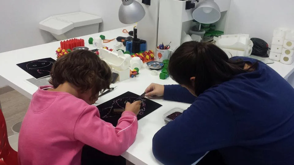 Haciendo camisetas de pedrería